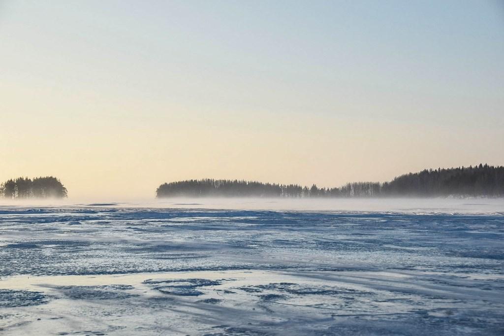 Онега зимой. Карелия озеро Онежское зима. Онежское озеро зимой. Онежское озеро Петрозаводск зима. Онежское озеро Карелия зимой.